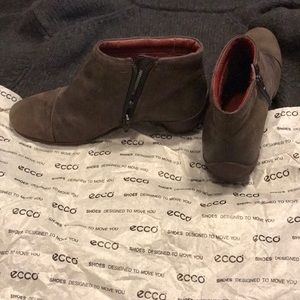 Ecco Sculptured Low Cut Zip Bootie